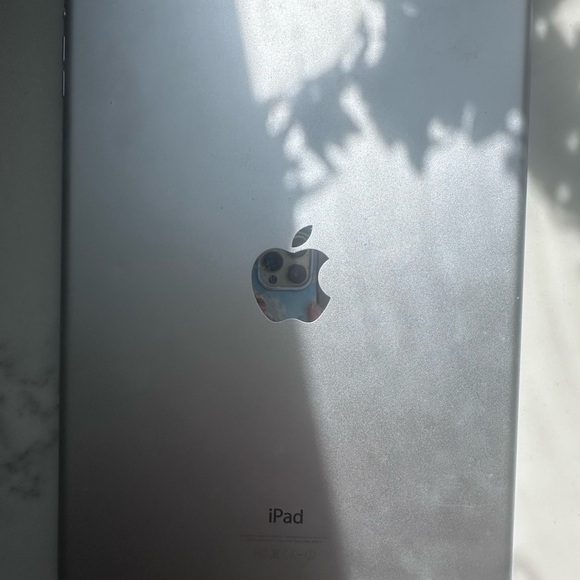 iPad model A1474 is the iPad Air (Wi‑Fi + Cellular) Silver